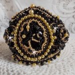 Bracciale Cleopatra ricamato con onice nera, cristalli Swarovski e perle di semi